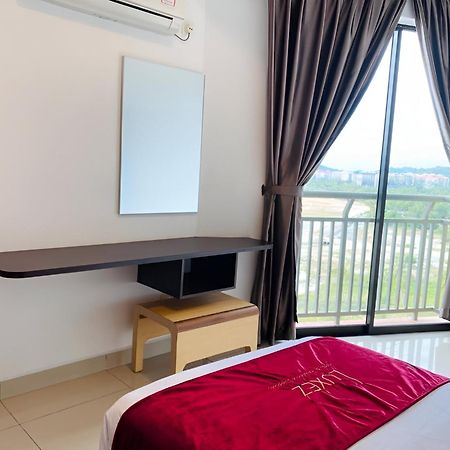 Marina Heights Hotel & Residences Lumut Buitenkant foto