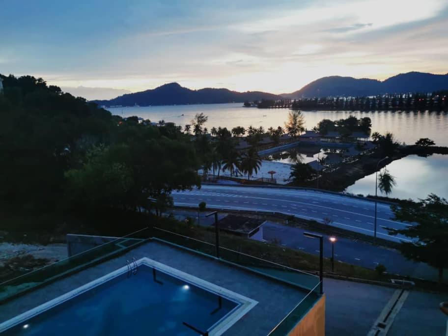 Marina Heights Hotel & Residences Lumut Buitenkant foto