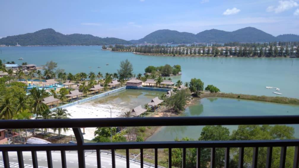 Marina Heights Hotel & Residences Lumut Buitenkant foto