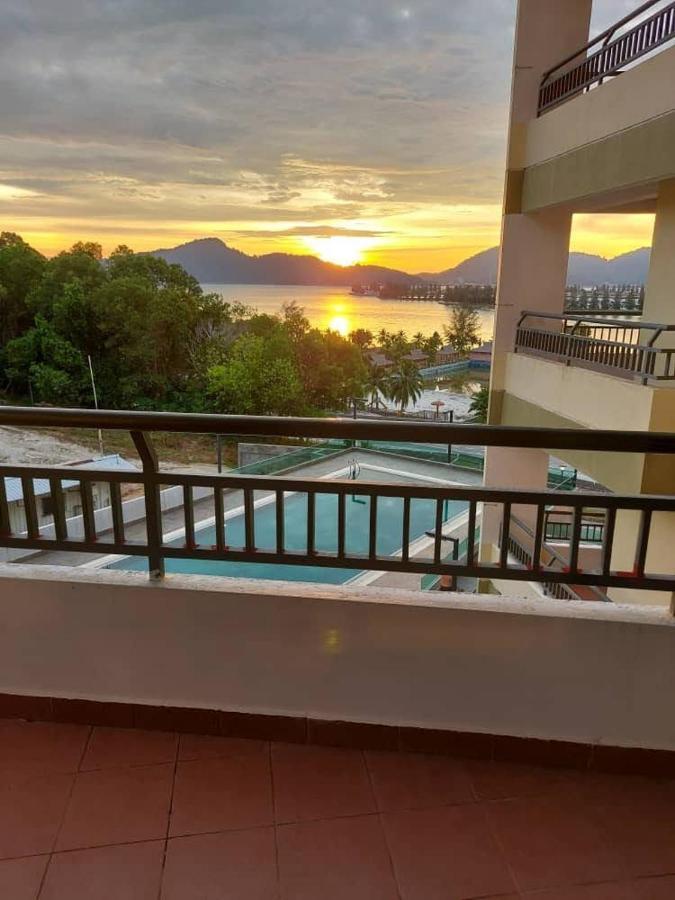 Marina Heights Hotel & Residences Lumut Buitenkant foto