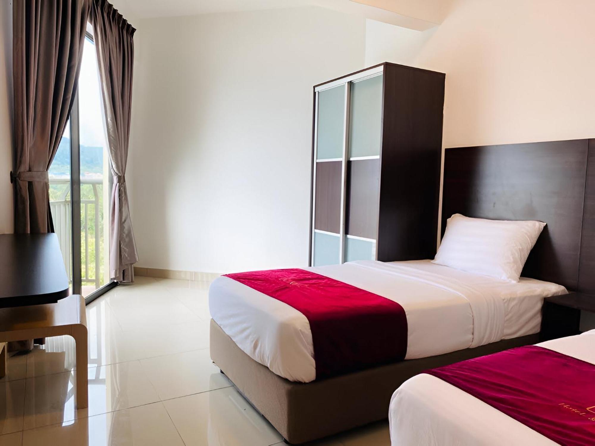 Marina Heights Hotel & Residences Lumut Buitenkant foto